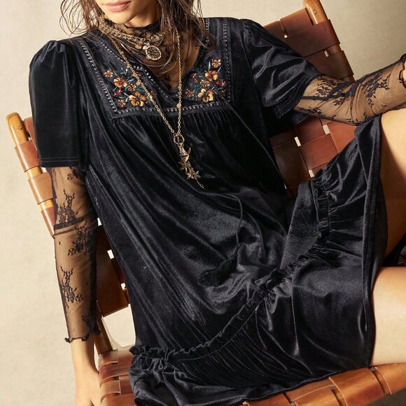 Black Boho Women's Knit V-Neck Floral Velvet Mini Dress - Picture 6 of 8